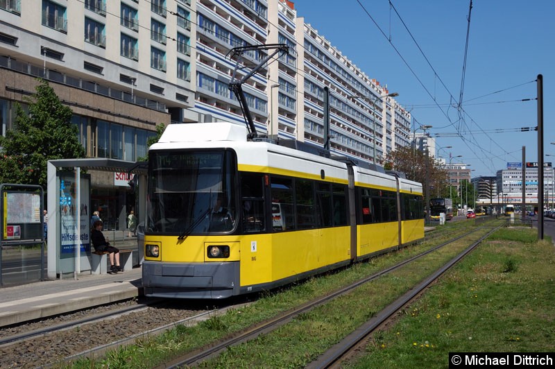 Bild: 1015 als Linie M4 an der Haltestelle Spandauer Str./Marienkirche.