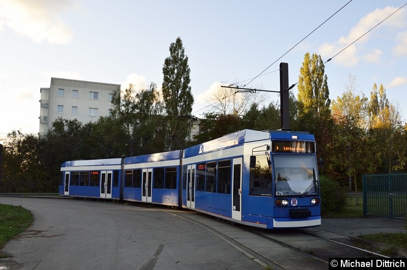 Bild: 675 fährt gerade als Linie 1 in die Haltestelle Rügener Straße.