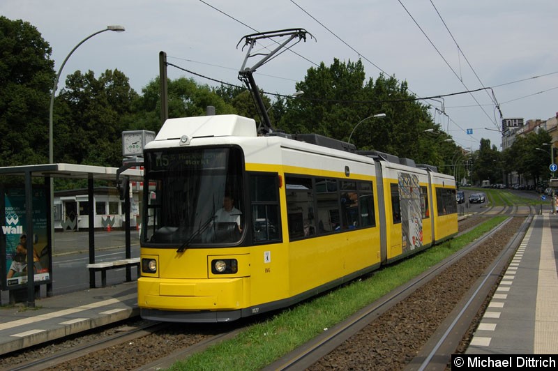 Bild: 1023 als Linie M5 an der Haltestelle Platz der Vereinten Nationen.