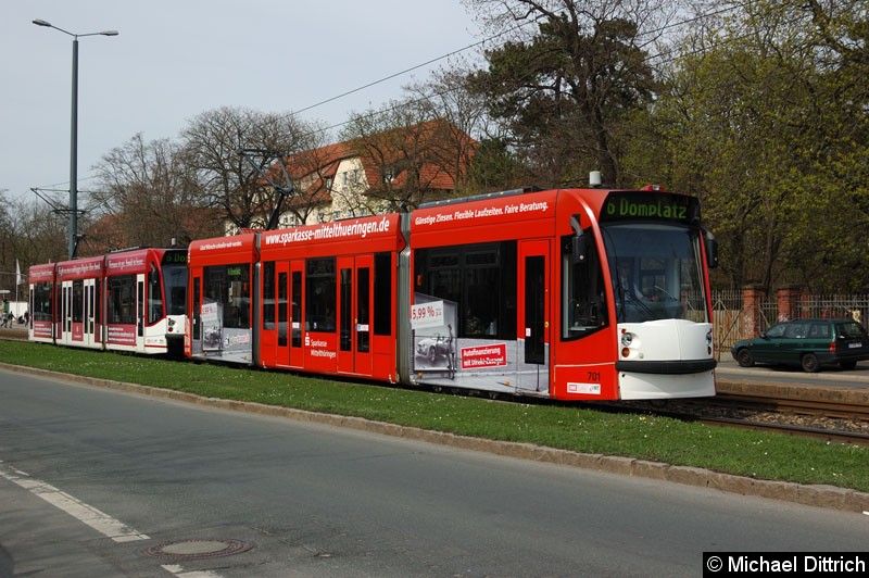 Bild: Combino 701 und 711 hinter der Haltestelle Universität.