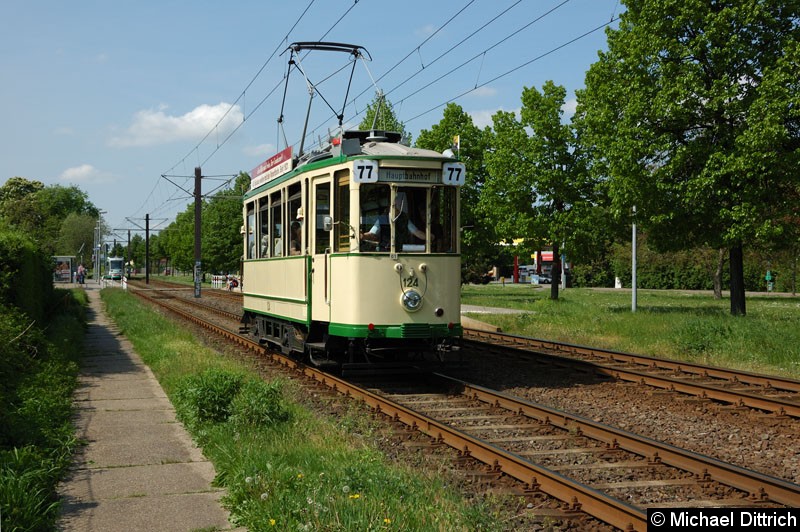 Bild: Wagen 124 als Linie 77 anlässlich 30 Jahre Strecke nach Olvenstedt: Hier kurz hinter der Haltestelle Albert-Vater-Str.