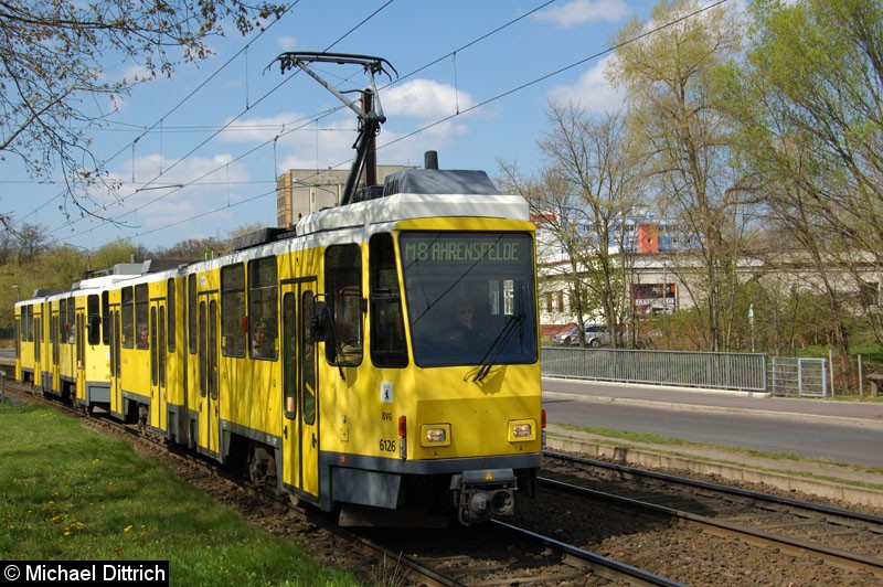 Bild: 6126 als Linie M8 vor der Haltestelle Allee der Kosmonauten/Rhinstraße.