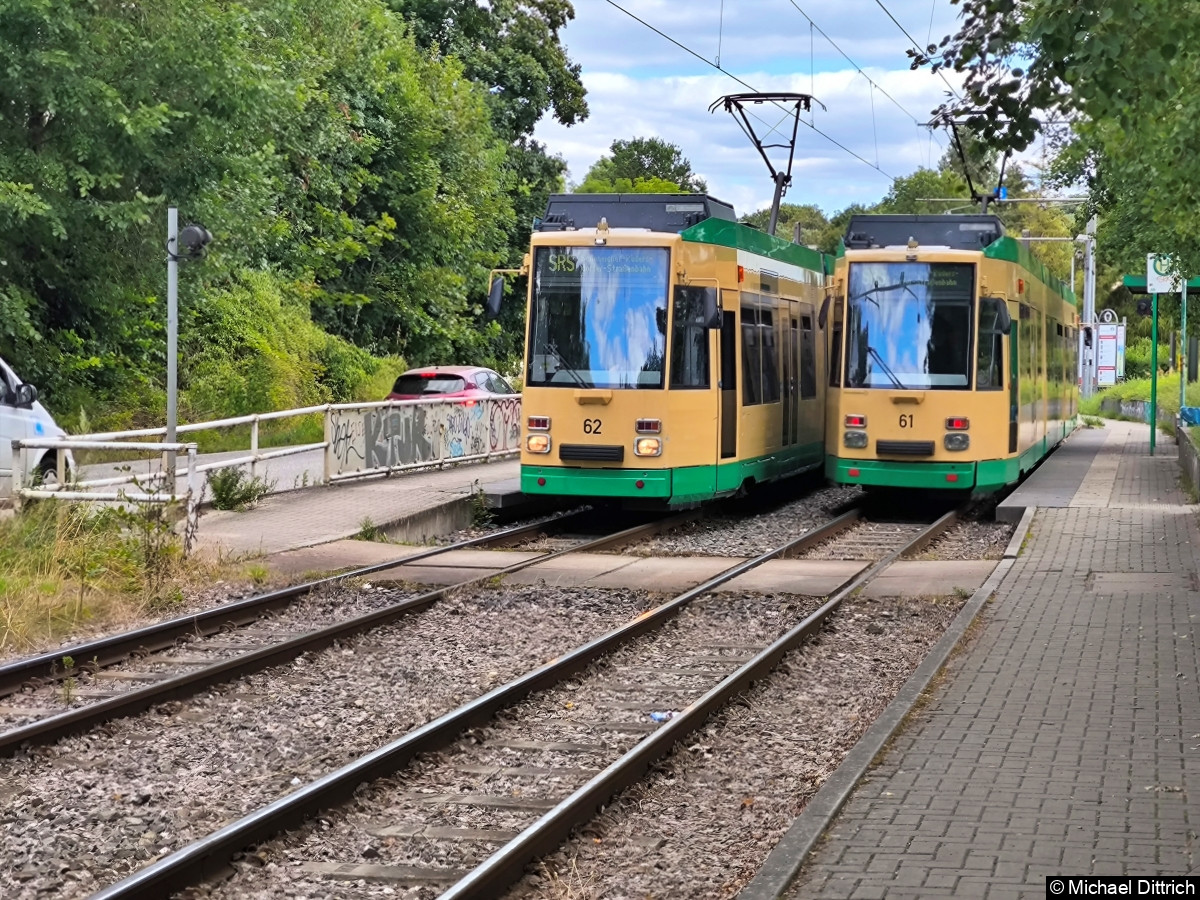 Treffen am Torellplatz der Wagen 62 und 61.