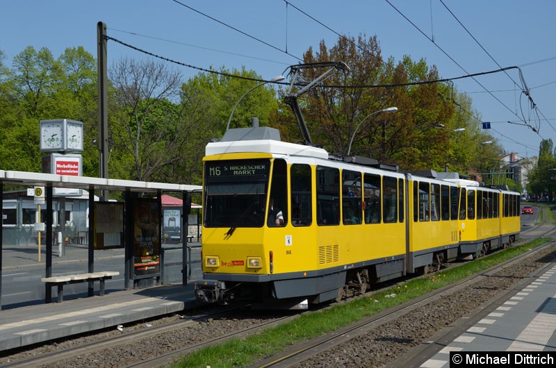 Bild: 6001 + 6081 als Linie M6 an der Haltestelle Platz der Vereinten Nationen.