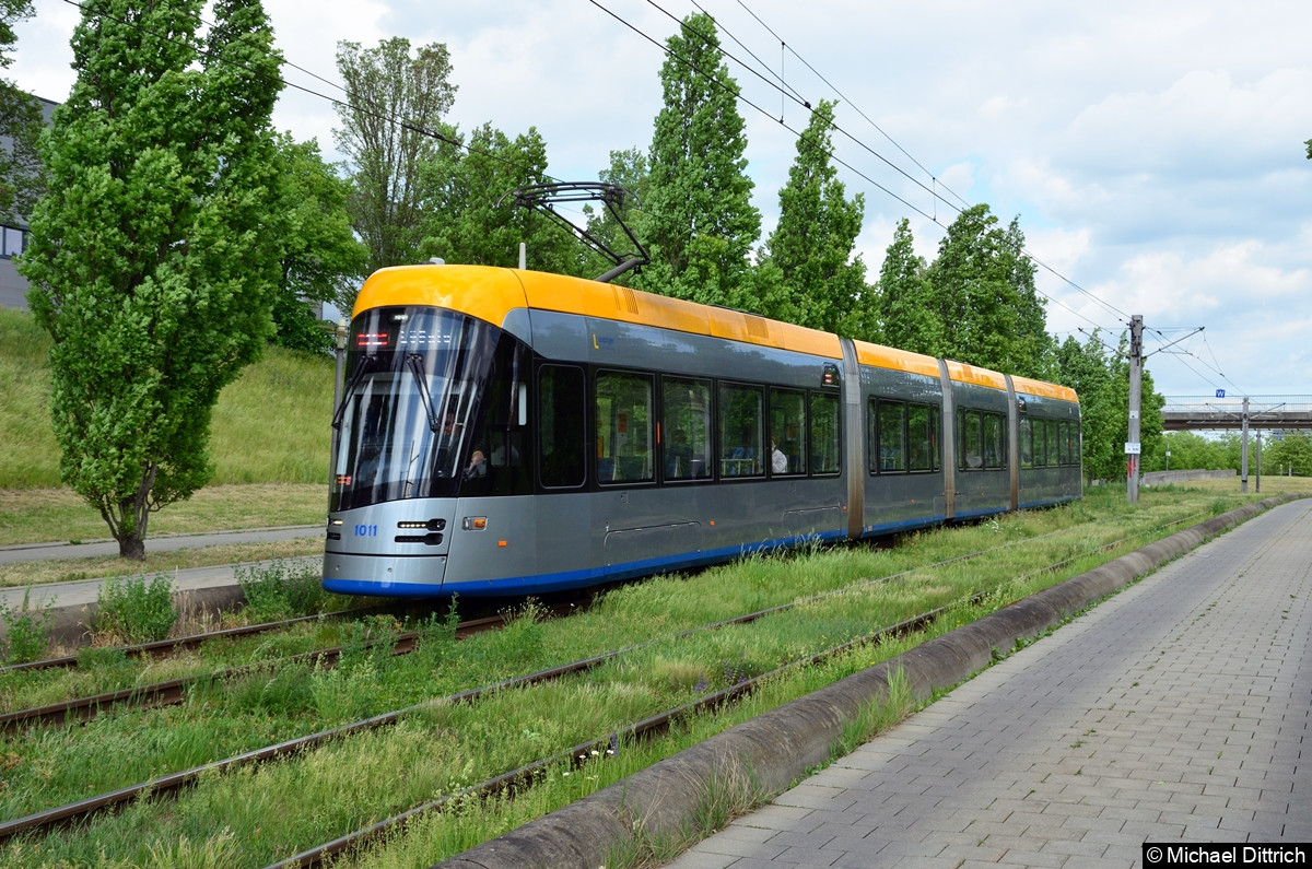 Bild: 1011 als Linie 16 zwischen den Haltestellen Messe und S Messe.