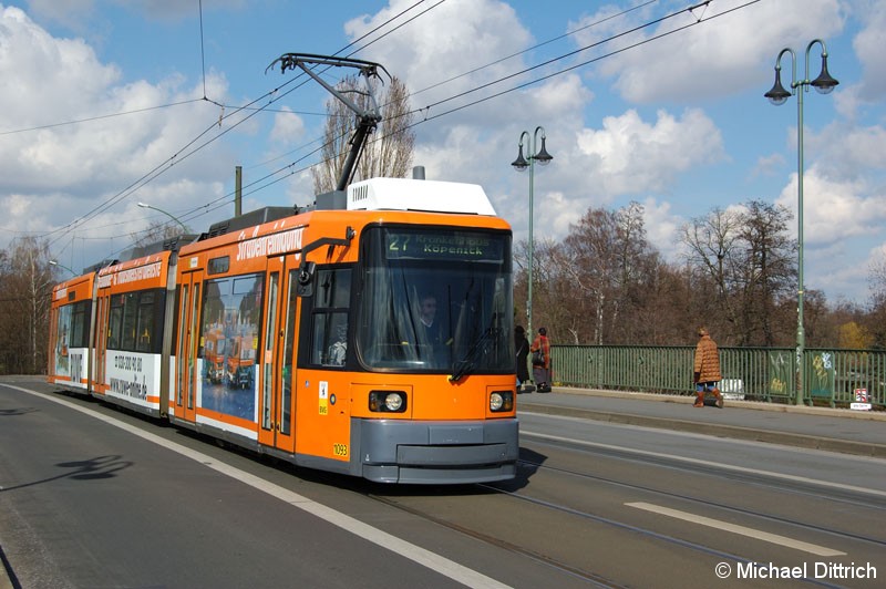 Bild: 1093 als Linie 27 auf der Dammbrücke.