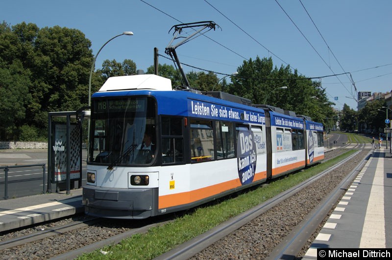Bild: 1083 als Linie M8 an der Haltestelle Platz der Vereinten Nationen.