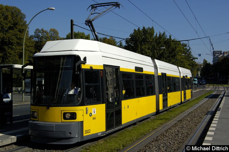 Bild: 2022 als Linie M5 an der Haltestelle Platz der Vereinten Nationen.