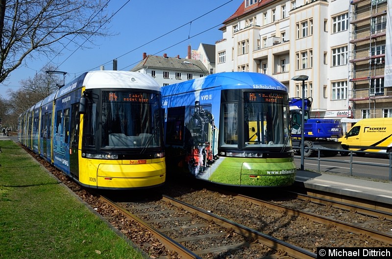 Bild: 8009 und 8002 als Linie M4 an der Haltestelle Arnswalder Platz.
