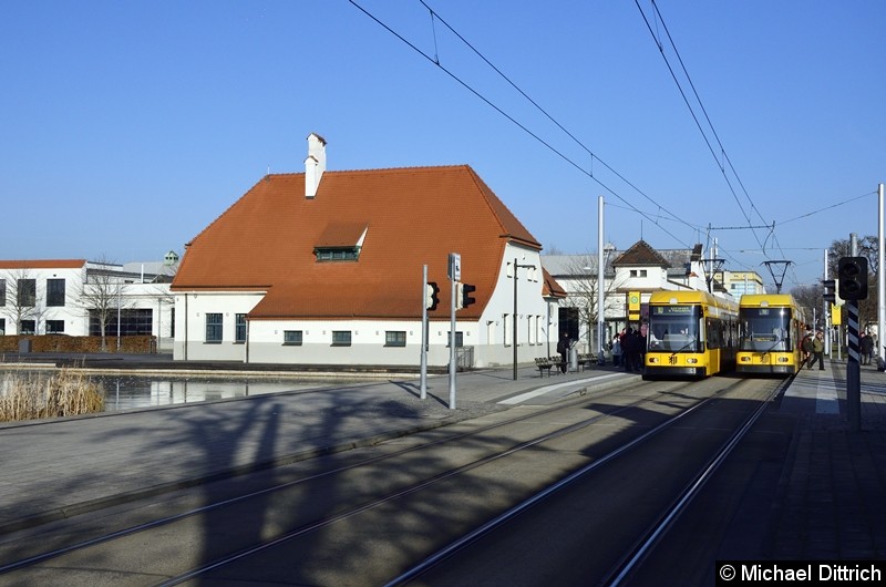 2513 begegnet an der Haltestelle Messe dem 2511. Beide fahren als Linie 10.