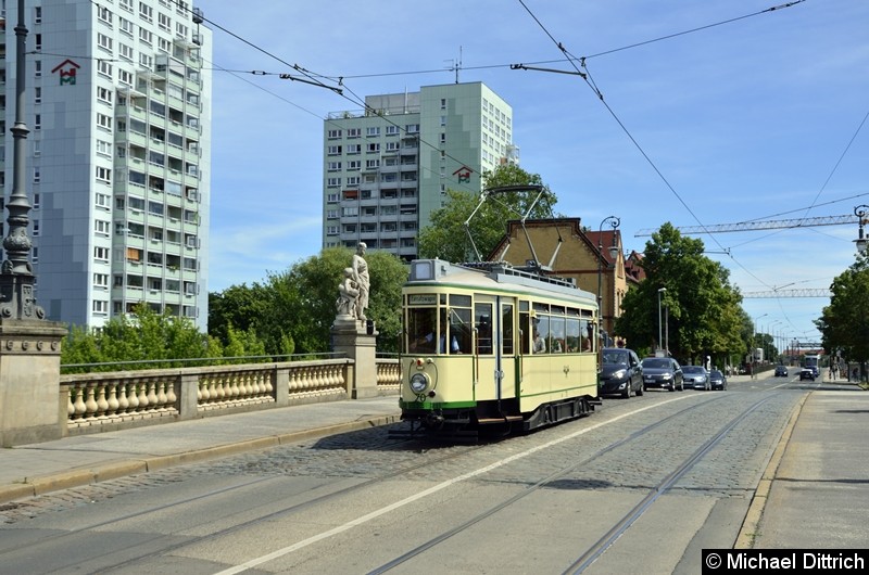 Der historische Triebwagen 70 überquert die Zollbrücke.