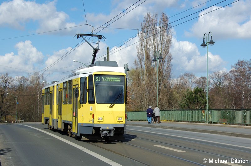 Bild: 6079 als Linie 61 auf der Dammbrücke.
