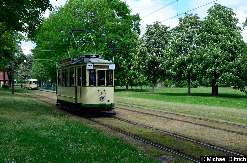 Bild: Wagen 124 hat gerade die Haltestelle Herrenkrug verlassen.