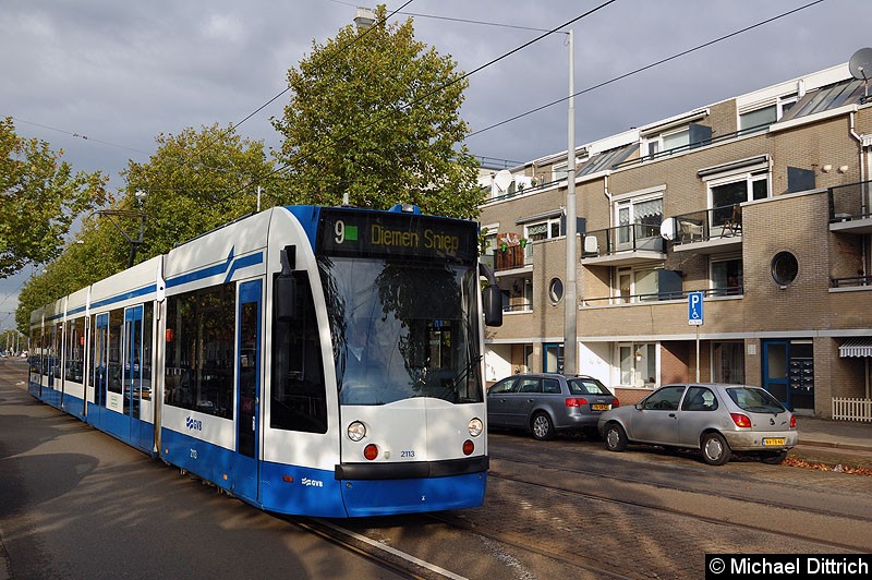 Bild: Combino 2113 als Linie 9 kurz vor der Haltestelle Nicolaas Lublinstraat.