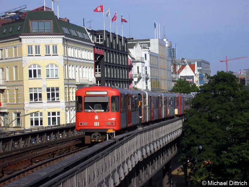 Bild: Ein DT3 hat die Station Landungsbrücken verlassen.