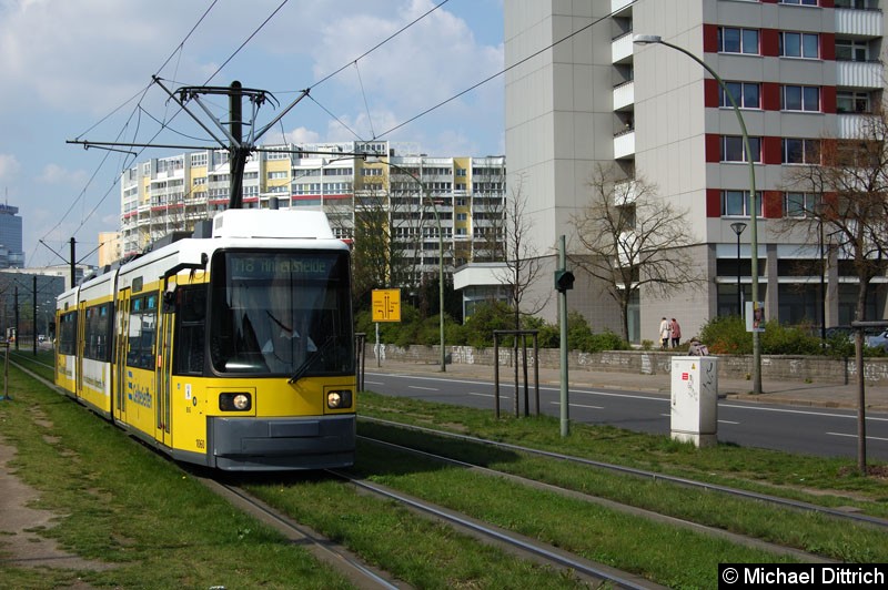 Bild: 1060 als Linie M8 vor der Haltestelle Platz der Vereinten Nationen.