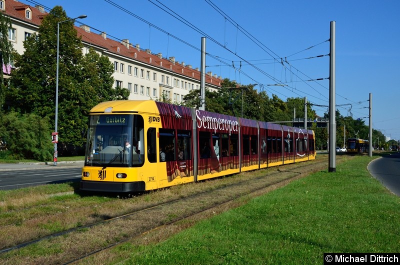 2714 als Linie 2 in der Grunaer Straße zwischen den Haltestellen Deutsches Hygiene-Museum und Pirnaischer Platz.