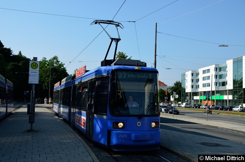 Bild: 2121 als Linie 23 in der Endstelle U Scheidtplatz. Diese Linie wurde hierhin umgeleitet.