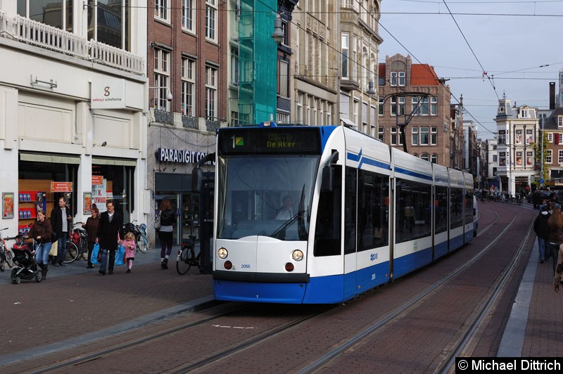 Bild: Combino 2055 als Linie 1 an der Haltestelle Koningsplein.