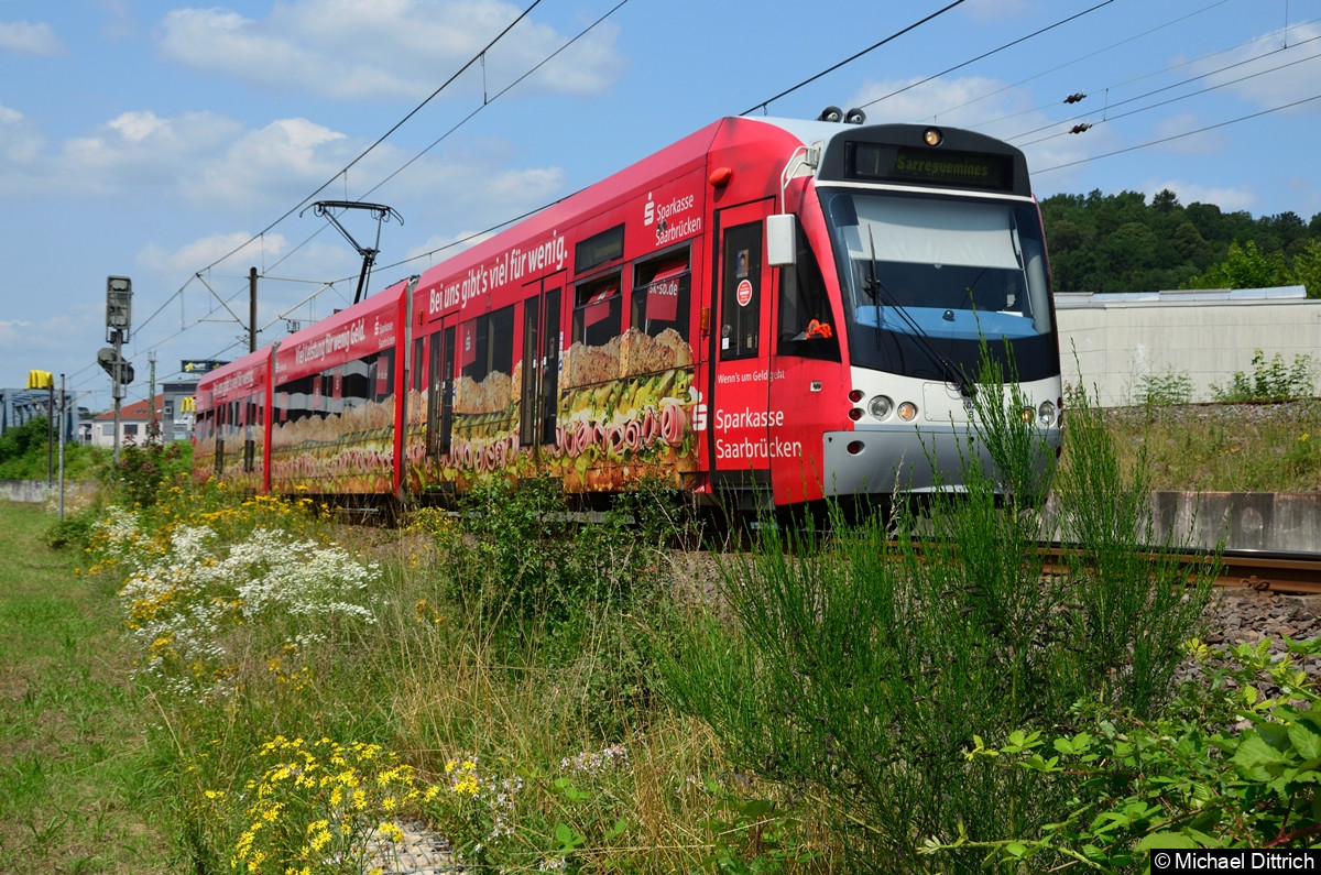 Bild: 1020 hat gerade das Einfahrsignal Brebach hinter sich gelassen. Auf dem Weg nach Sarreguemines wechselt er in Kürze das Stromssystem.