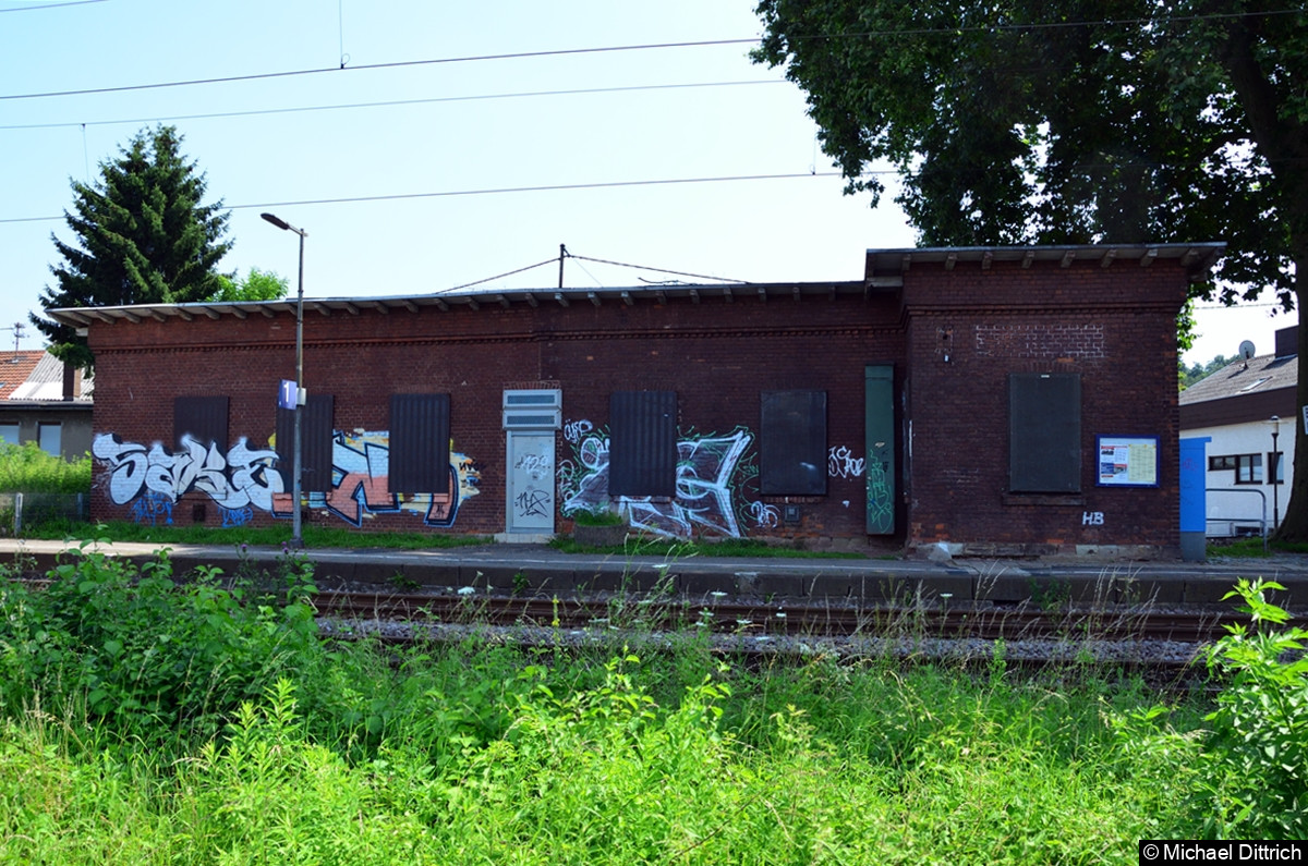 Bild: Das Bahnhofsgebäude von der Bahnseite. Rechts im Vorbau saß einmal ein Fahrdienstleiter.