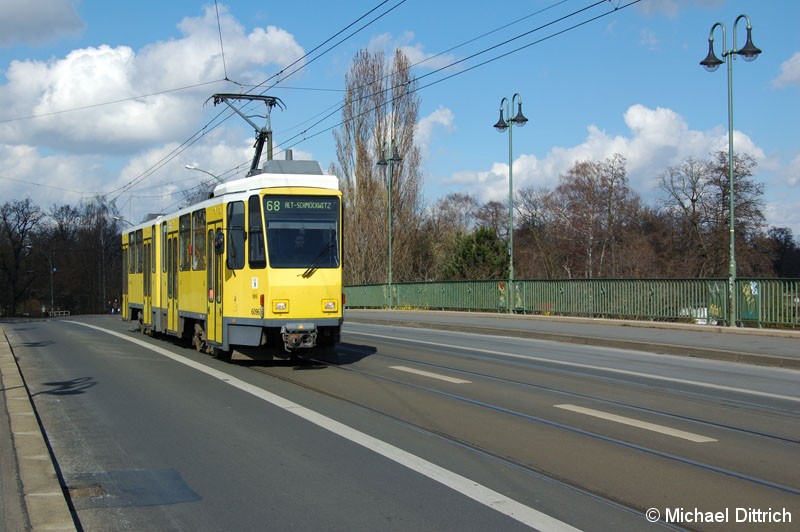 Bild: 6096 als Linie 68 auf der Dammbrücke.