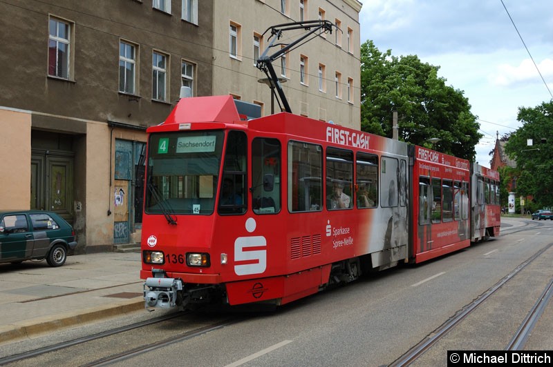 Wagen 136 als Linie 4 an der Haltestelle Bonnaskenplatz.