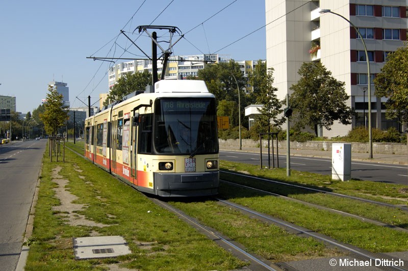 Bild: 1080 als Linie M8 vor der Haltestelle Platz der Vereinten Nationen.