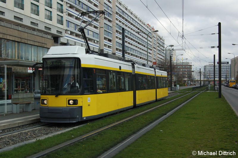 Bild: 1065 als Linie M6 an der Haltestelle Spandauer Straße/Marienkirche.