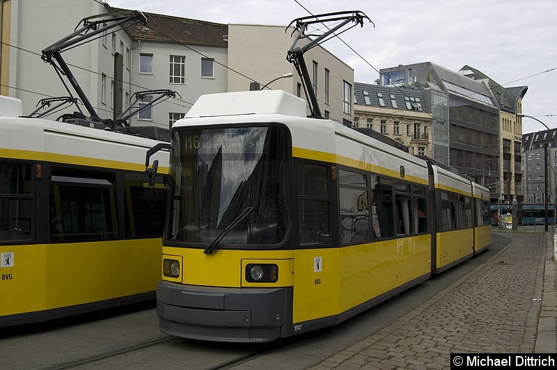 Bild: 1042 als Linie M6 in der Großen Präsidentenstraße.