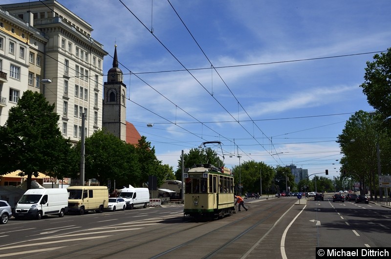 Bild: Der historische Triebwagen 124 in der Ernst-Reuter-Allee kurz hinter der Weiche zur Hartstraße. 
Dazu hat der Triebwagen hier gewendet.
Im Hintergrund sieht man einen Mitarbeiter die Weiche umstellen.