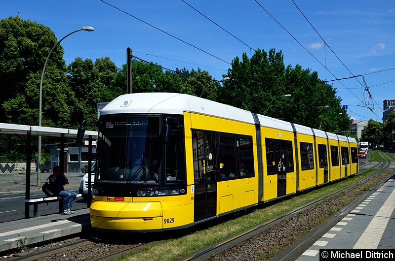 Bild: 9029 als Linie M5 an der Haltestelle Platz der Vereinten Nationen.