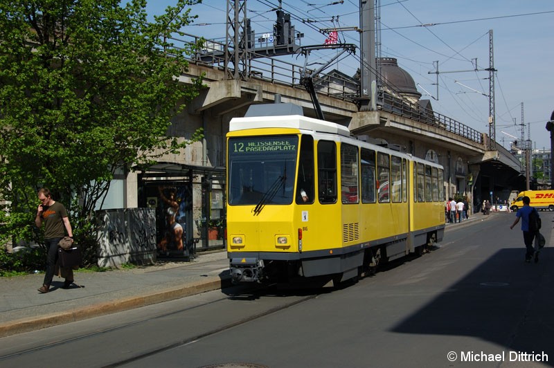 Bild: 6020 als Linie 12 an der Haltestelle Georgenstraße/Am Kupfergraben.