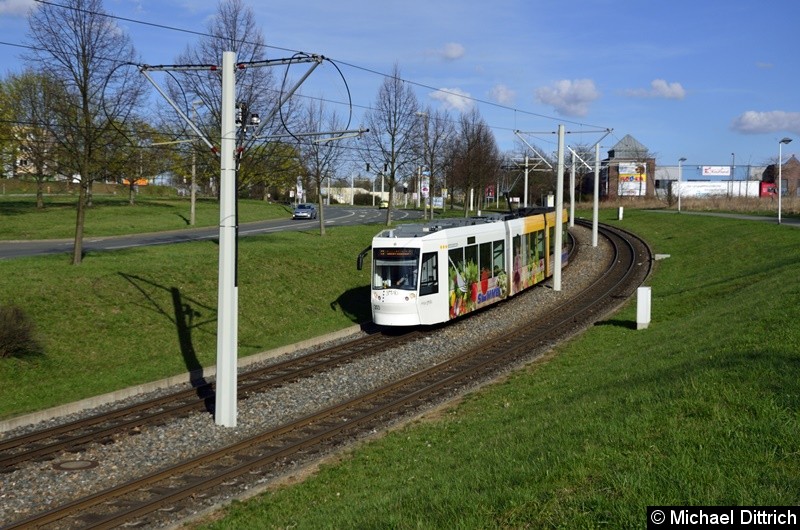 Bild: 203 erreicht als Linie 3 in Kürze die Haltestelle Ernst-Abbe-Straße.