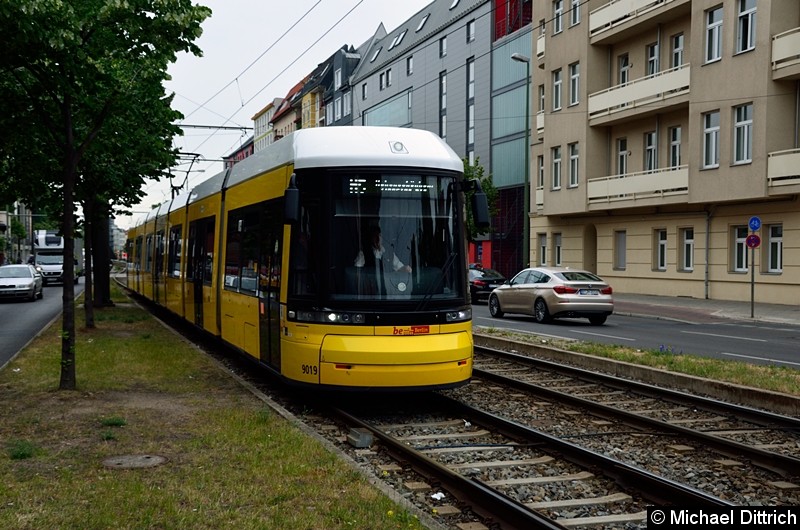 Bild: 9019 als Linie M5 kurz vor der Haltestelle Landsberger Allee/Petersburger Str.