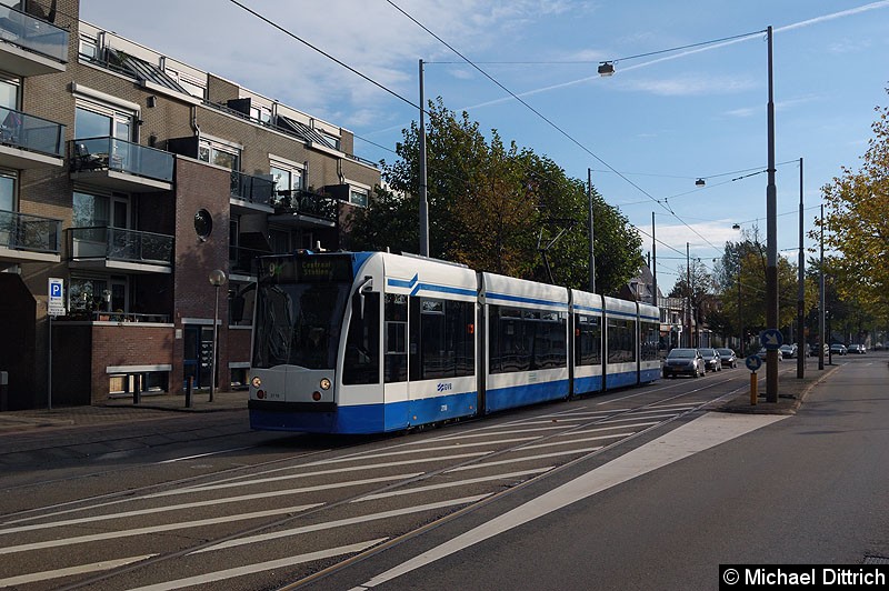 Bild: Combino 2116 als Linie 9 bei der Abfahrt aus der Haltestelle Nicolaas Lublinstraat.