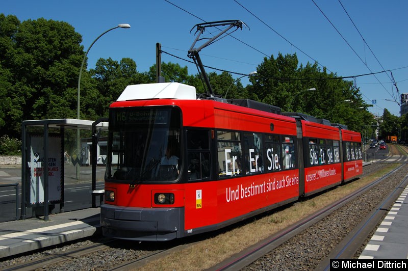 Bild: 1088 als Linie M6 an der Haltestelle Platz der Vereinten Nationen.