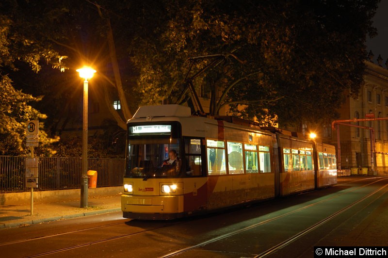 Bild: 1074 als Linie M1 an der Haltestelle Am Kupfergraben.
