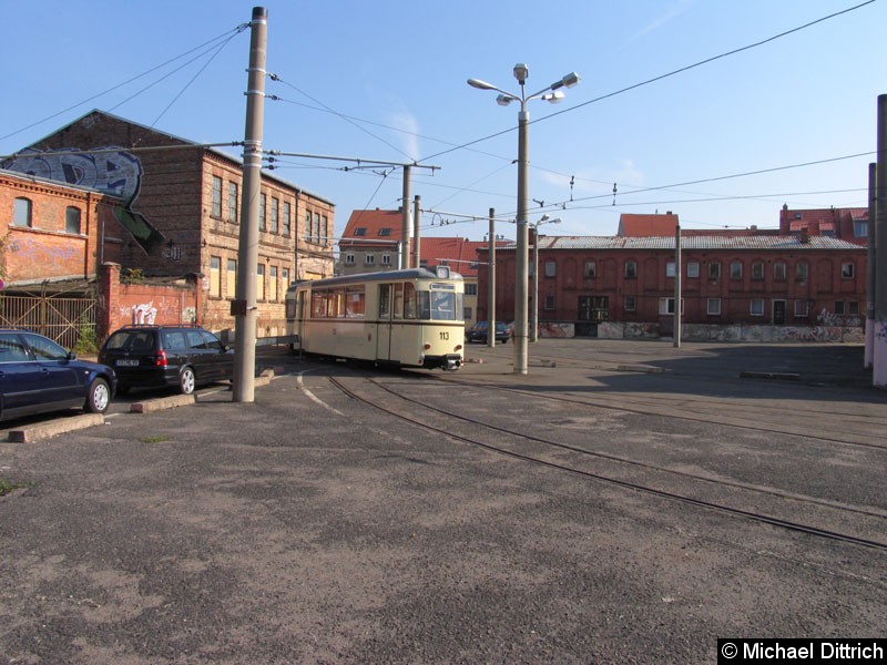 Bild: Zum Einrücken muss die Bahn rückwärts auf den Hof fahren.