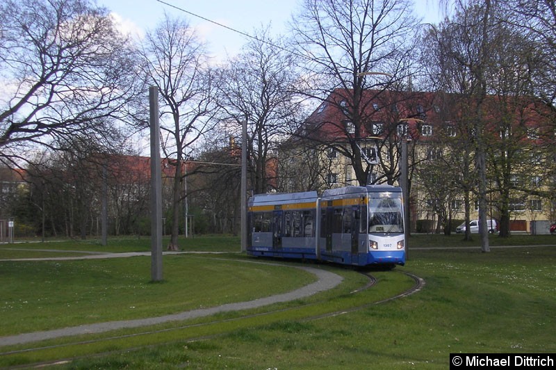 Bild: 1307 als Linie 2 im Park an der Naunhofer Straße.