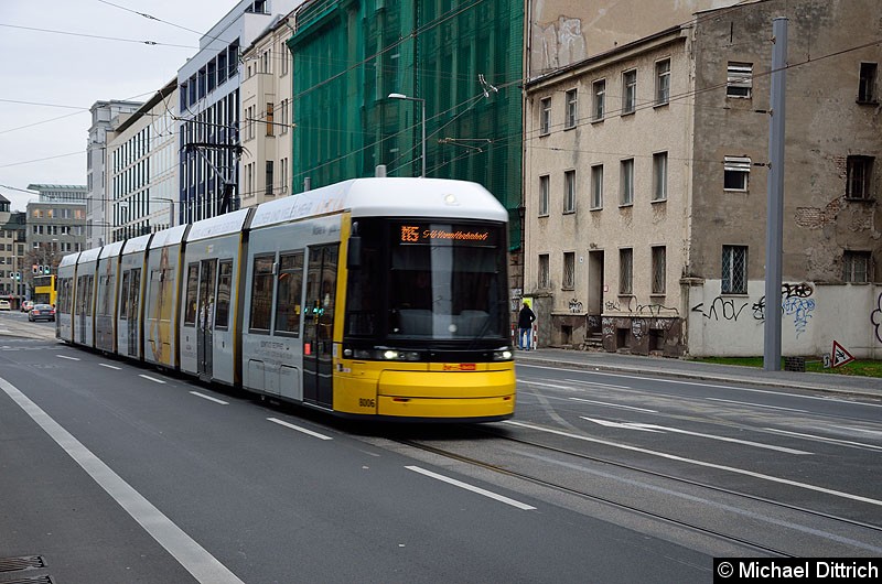 Bild: 8006 als Linie M5 kurz nach der Haltestelle Invalidenpark.