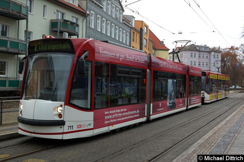 Bild: Combino 711 und 712 als Linie 7 an der Haltestelle Sparkassen-Finanzzentrum.