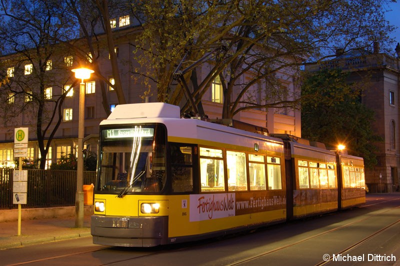 Bild: 1007 als Linie M1 an der Haltestelle Am Kupfergraben.