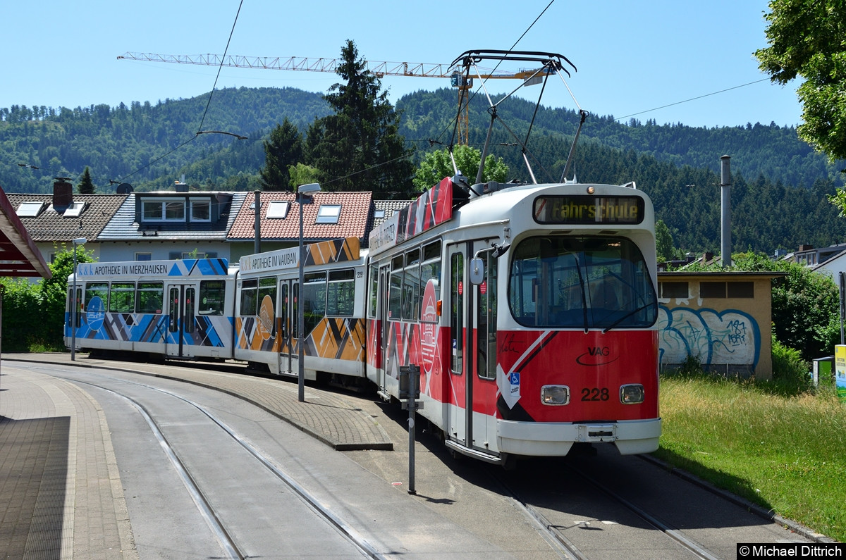 Bild: 228 als Fahrschule an der Endstelle Laßbergstraße (Littenweiler).
