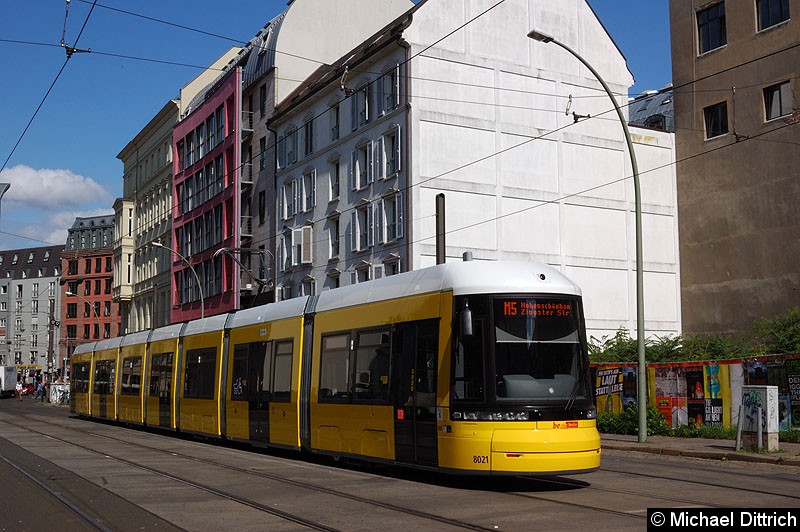 Bild: 8021 als Linie M5 in der Großen Präsidentenstr.