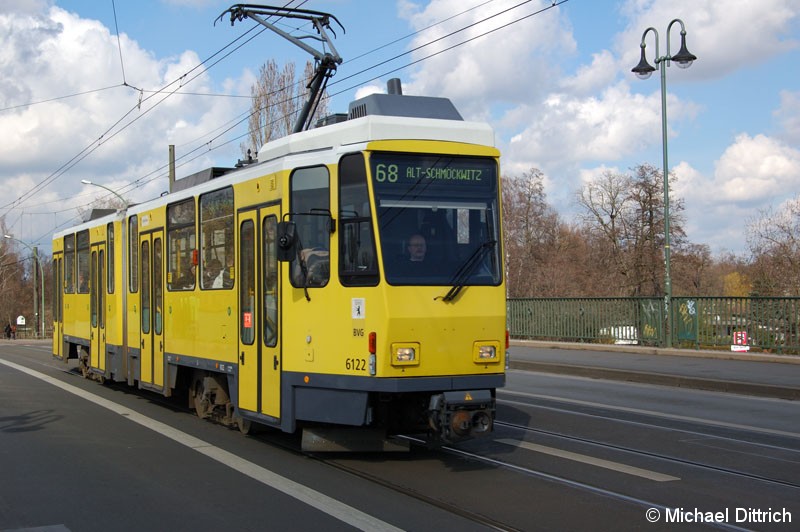 Bild: 6122 als Linie 68 auf der Dammbrücke.