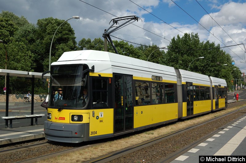 Bild: 2034 als Linie M6 an der Haltestelle Platz der Vereinten Nationen.