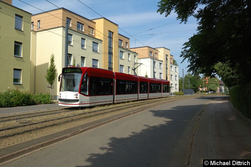 Bild: Combino 636 als Linie 3 in der Melchendorfer Str. zwischen den Haltestellen Agentur für Arbeit und Am Schwemmbach.