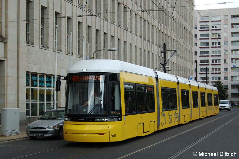 Bild: 8001 als Sonderfahrt in der Bernhard-Weiß-Str. (vormals ohne Namen).