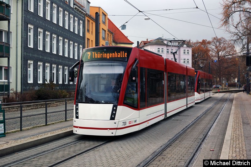 Bild: Combino 720 und 723 als Linie 7 an der Haltestelle Sparkassen-Finanzzentrum.